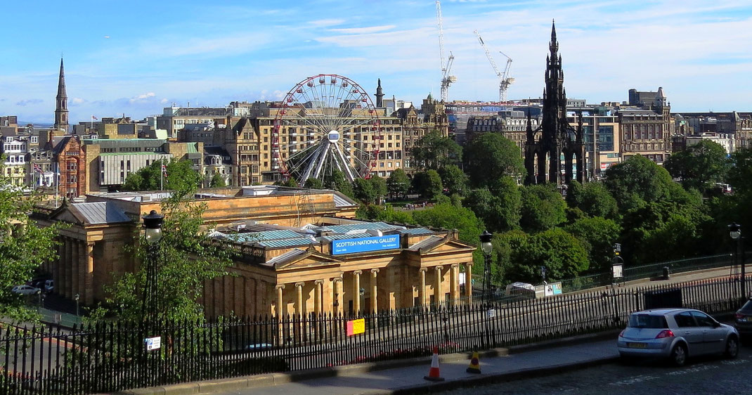 Sehenswürdigkeiten Edinburgh: Das Schottische Nationalgalerie liegt unmittelbar beim East Princes Street Gardens und dem Scott Monument.