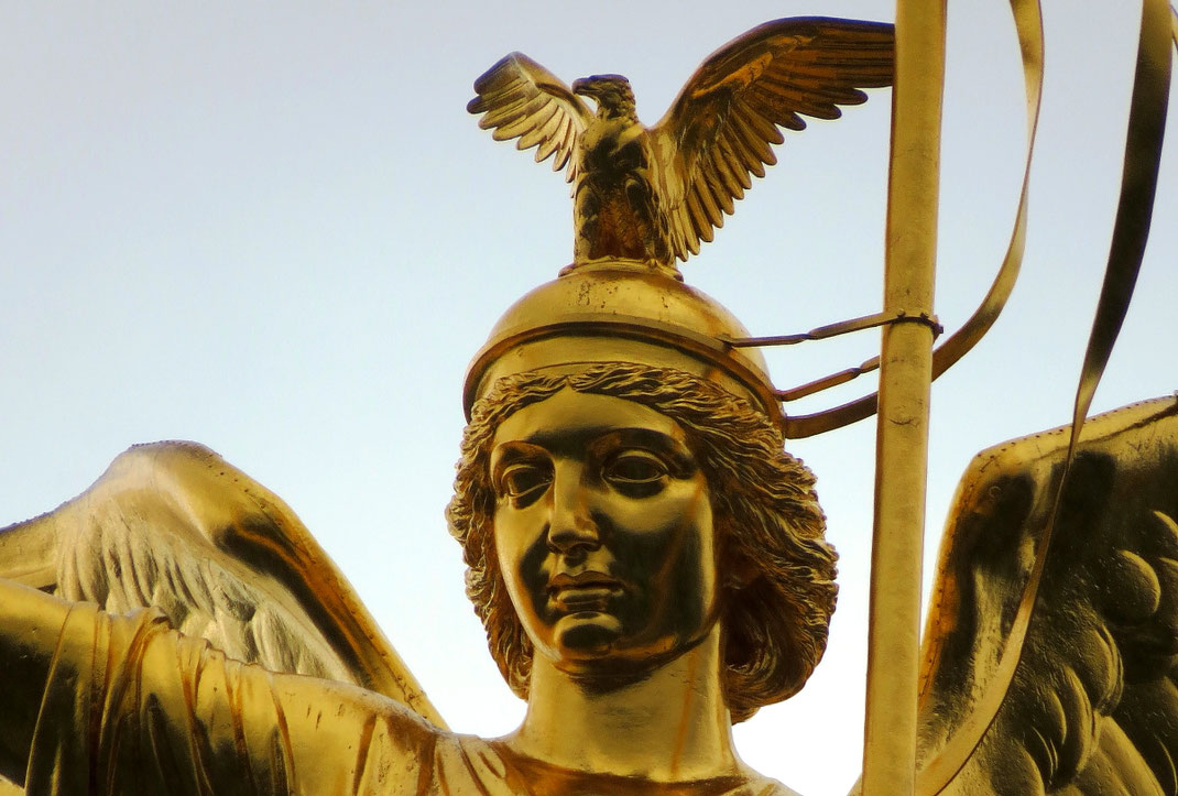 Sehenswürdigkeiten Berlin: Nahaufnahme der Siegesgöttin Viktoria auf der Siegessäule. Die Statue ist überraschend detailliert ausgearbeitet.