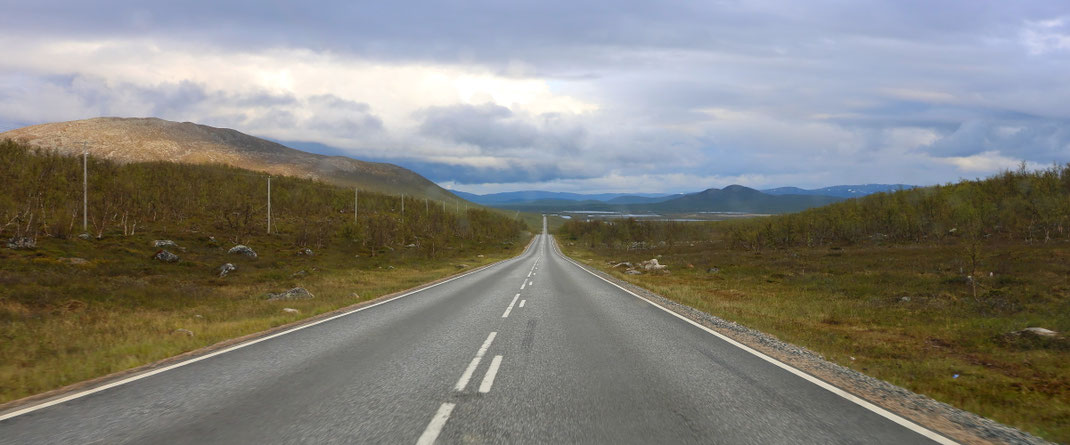 Sehenswürdigkeiten Kilpisjärvi: Eine gefühlt unendlich lange, gerade Strecke führt bis weit in den Horizont.