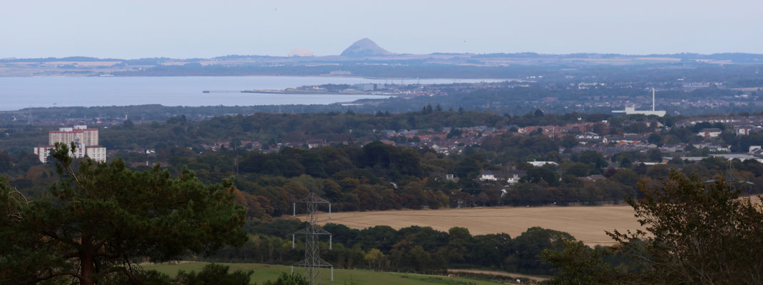 Sehenswürdigkeiten North Berwick: Selbst von Edinburgh aus ist der Vulkanhügel North Berwick Law gut erkennbar.