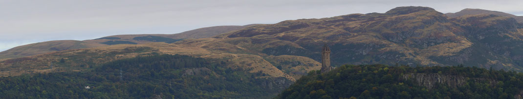Sehenswürdigkeiten Wallace Monument: Das Wallace Monument wurde auf einem Hügel vor einer beeindruckenden Landschaft erbaut.