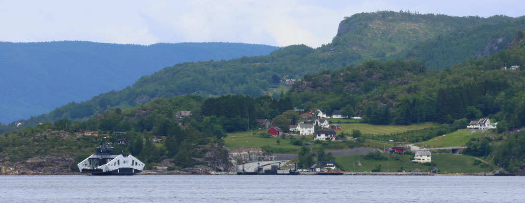 Sehenswürdigkeiten Hjemeland - Nesvik: Der kleine Fährhafenort Nesvik vom gegenüberliegenden Hafen von Hjemeland aus betrachtet.
