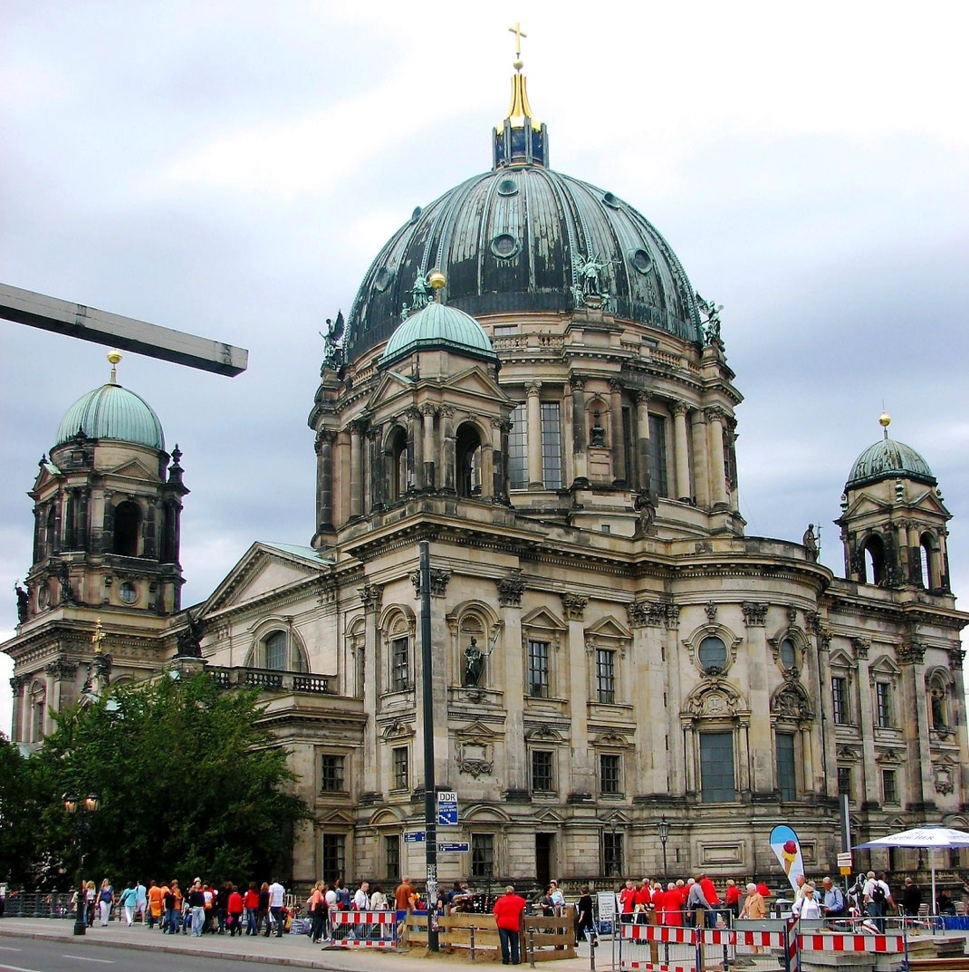 Sehenswürdigkeiten Berlin: Der imposante Bau des Berliner Doms. Die Fassade ist reich verziert.