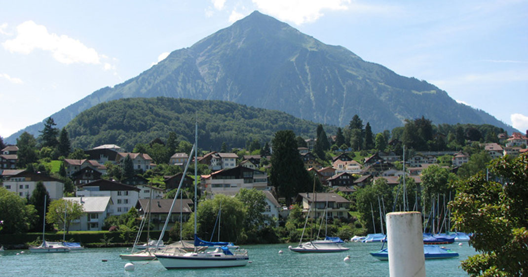 Sehenswürdigkeiten Schweiz: Segelschiffe im Hafen von Spiez vor dem mächtigen Niesen.