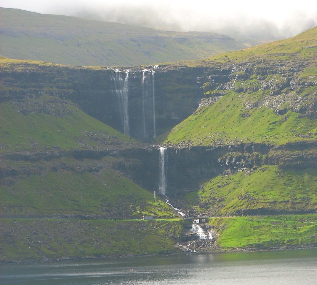 Sehenswürdigkeiten Streymoy: Der gewaltige Fossá-Wasserfall.