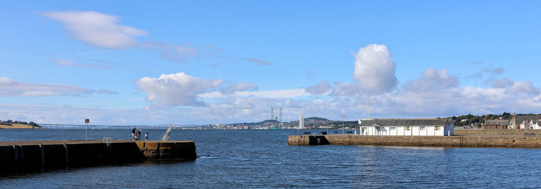 Sehenswürdigkeiten Broughty Ferry: Die Einfahrt in den alten Fischerhafen von Broughty Ferry. Das Pier wird gerne von Anglern genutzt.