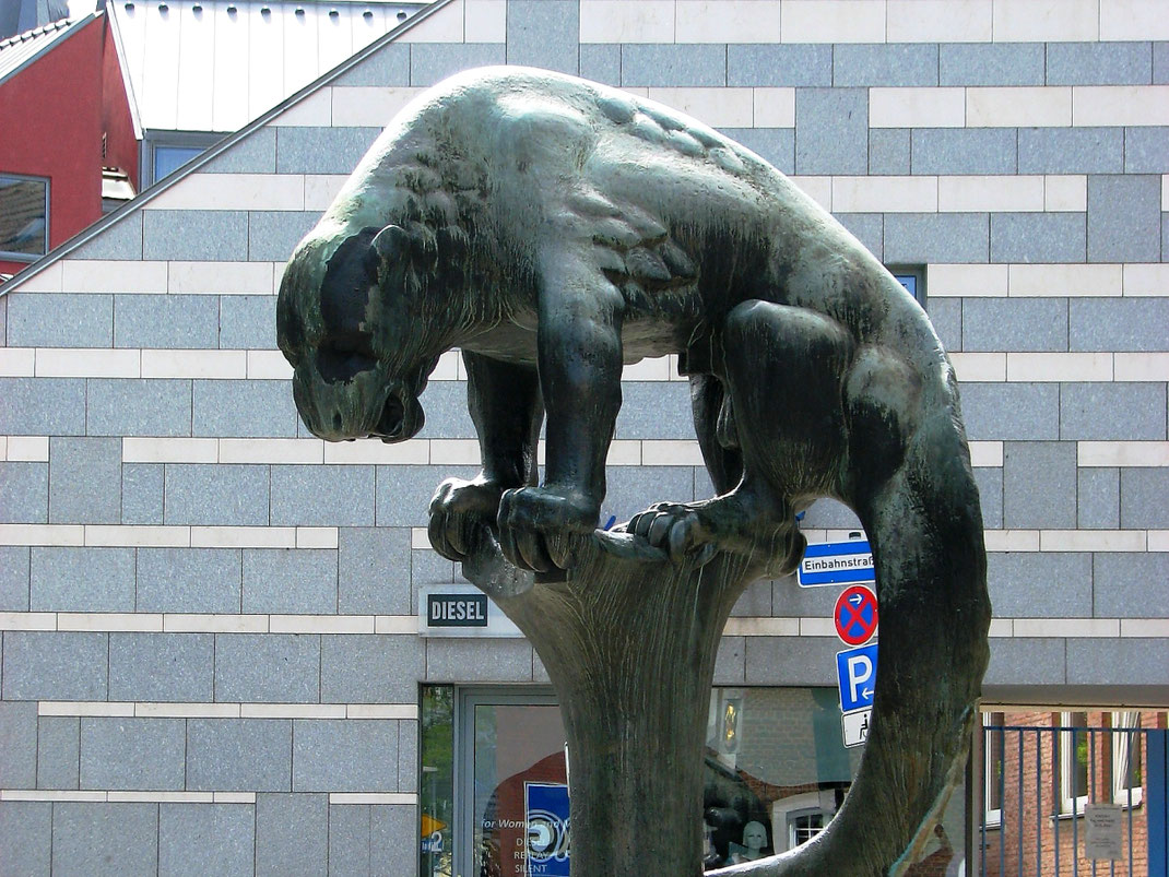 Sehenswürdigkeiten Aachen: Die Bahkauv-Statue in der Aachener Altstadt.