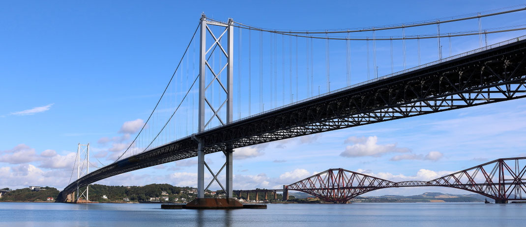 Sehenswürdigkeiten Schottland: Blick vom Port Edgar Marina bei South Queensferry auf die eleganten Brücken über den Firth of Forth.