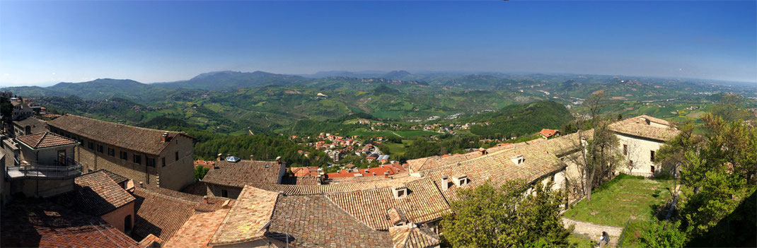 Sehenswürdigkeiten San Marino: Die Republik San Marino ist auffallend hügelig. Von den Häusern der Altstadt San Marinos zeigt sich ein atemberaubender Ausblick über die Republik und die umliegende Emilia-Romana.