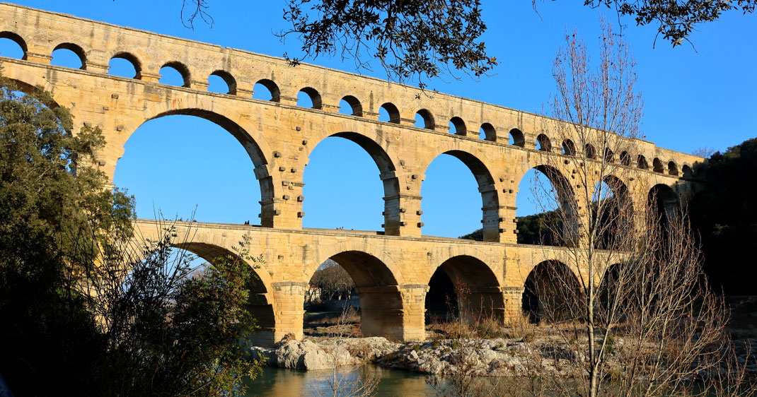 Sehenswürdigkeiten Languedoc-Roussillon: Das Äquadukt Pont du Gard in gesamter Länge 