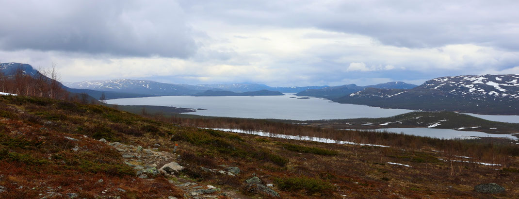 Sehenswürdigkeiten Kilpisjärvi - Dreiländereck: Blick von einem der Hügel über den Kilpisjärvi-See. Der See liegt im Gebiet der höchsten Berge Finnlands.