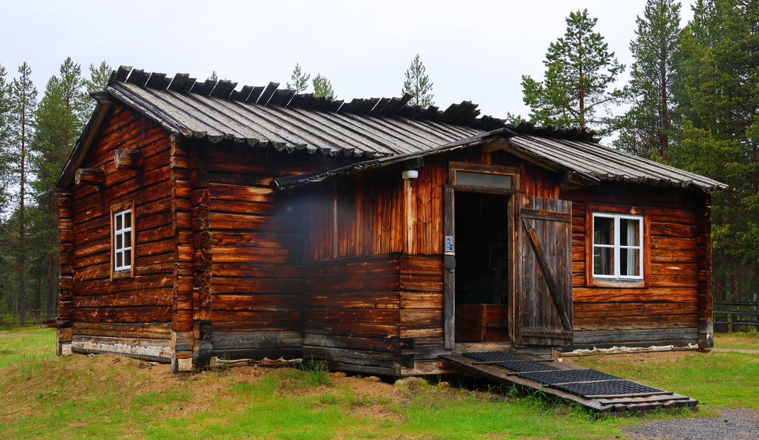 Sehenswürdigkeiten Finnland: Die Türe der Blockhütte steht für Besucher offen. Im Innern wird gezeigt, wie die Samen früher lebten.