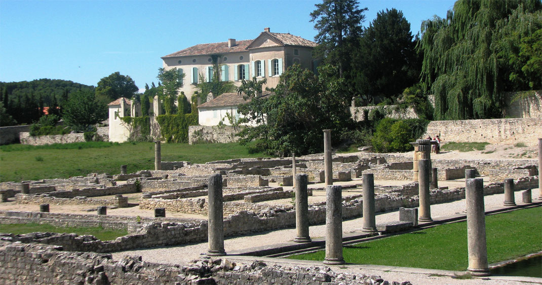 Sehenswürdigkeiten Vaison-la-Romaine: Römische Säulen vor einer typischen Villa im Stil der Provence
