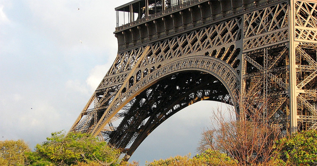 Sehenswürdigkeiten Paris: Die untere Plattform des Eiffelturmes.