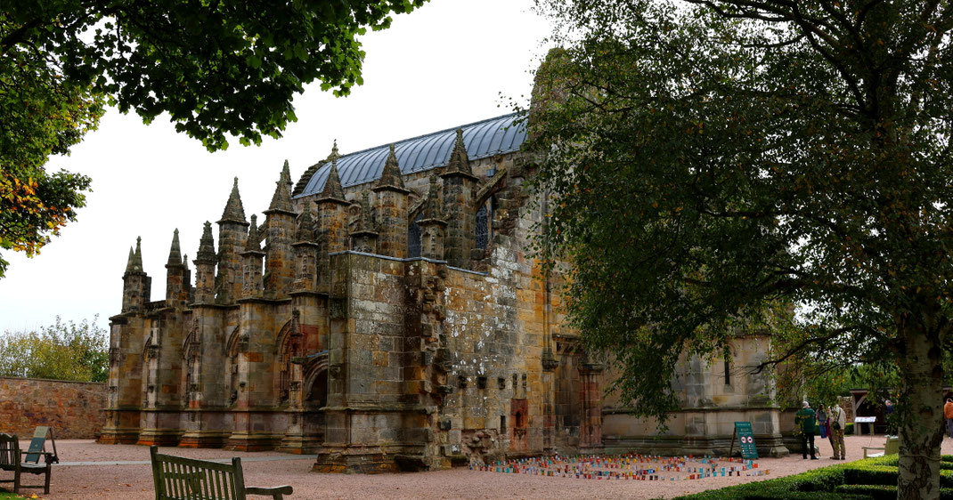 Sehenswürdigkeit Rosslyn Chapel: Außenansicht der mystischen Rosslyn Kapelle. Sie war ein Schauplatz des Welt-Bestseller «Der Da Vinci Code» von Dan Brown.