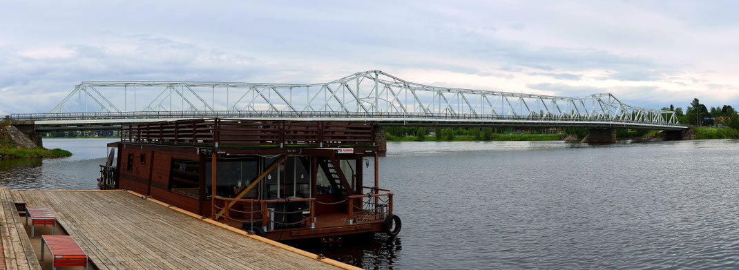 Sehenswürdigkeiten Tornio: Die weißgestrichene Hannulabrücke überquert den Tornionjoki-Fluss. Die Brücke ist 350 Meter lang und überquert den Fluss auf einer Breite von 280 Meter.