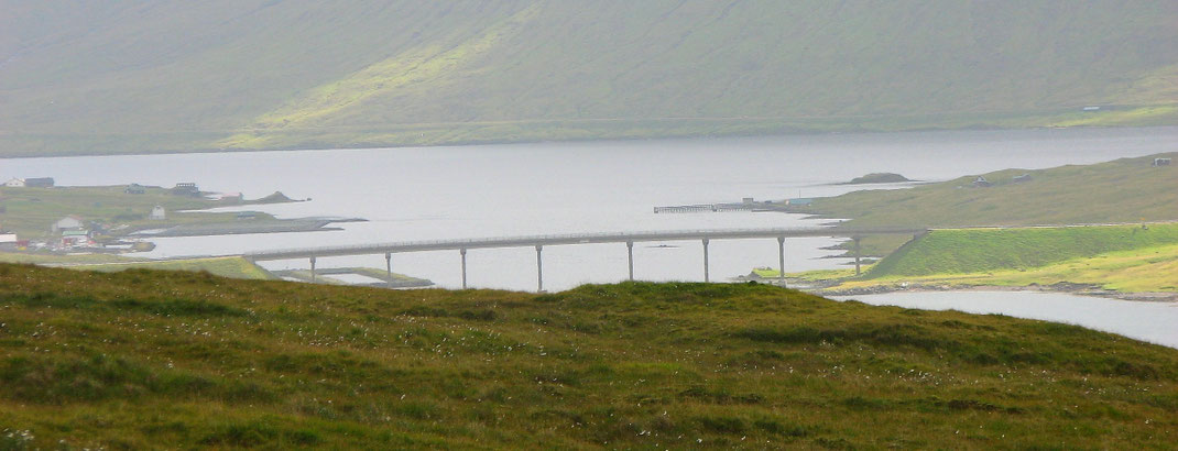Sehenswürdigkeiten Eysturoy: Die Streymin-Brücke bei Oyrarbakki verbindet die beiden größten Inseln der Färöer, die Inseln Streymoy und Eysturoy.