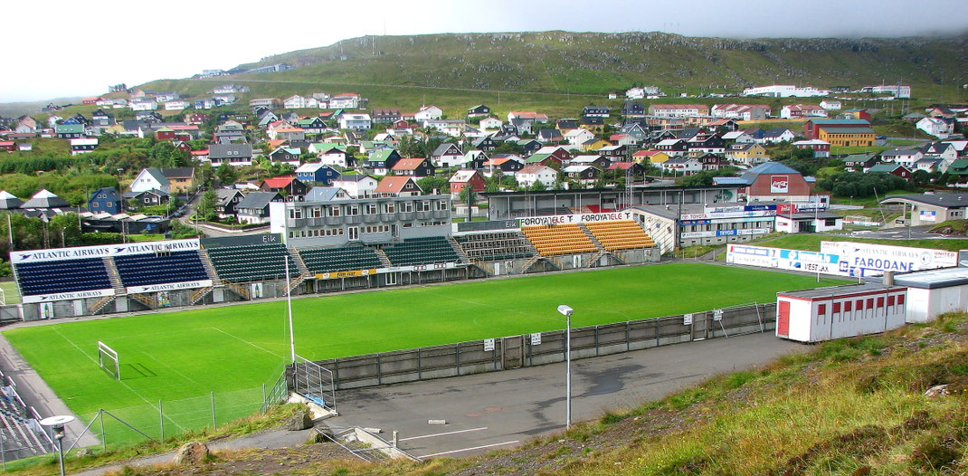 Sehenswürdigkeiten Tórshavn: Das 1999 erbaute Fußball-Nationalstadion «Tórsvøllur». Das Stadion ist vorab wegen dem oft starken Wind bei den Gegnern gefürchtet.