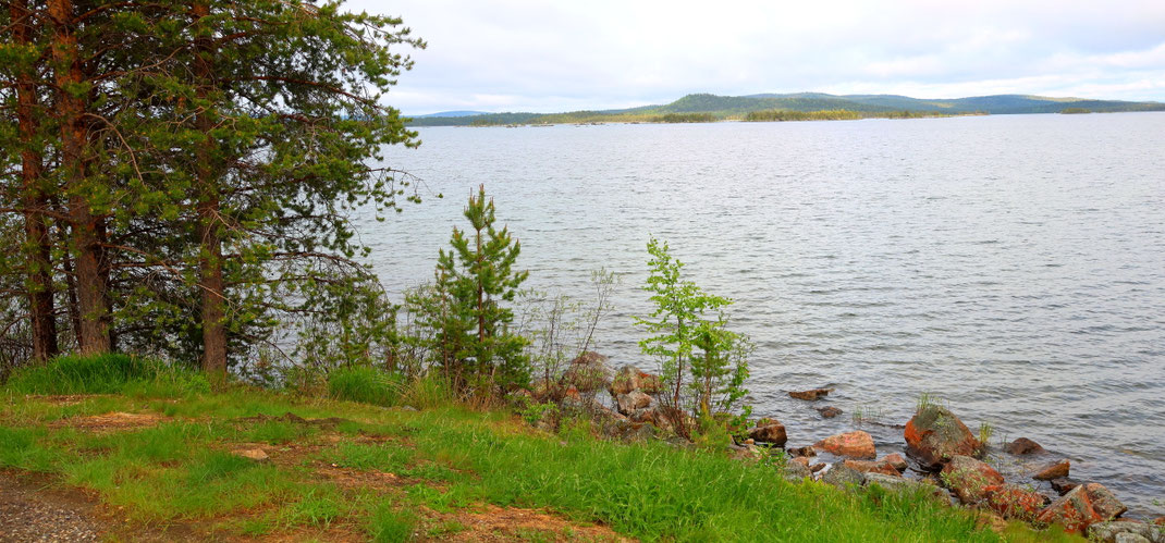 Sehenswürdigkeiten Finnland: Der Inarijärvi ist kaum besiedelt. Die größte Fläche des Ufers ist bewaldet. Mehr als 3000 Inseln befinden sich im See.