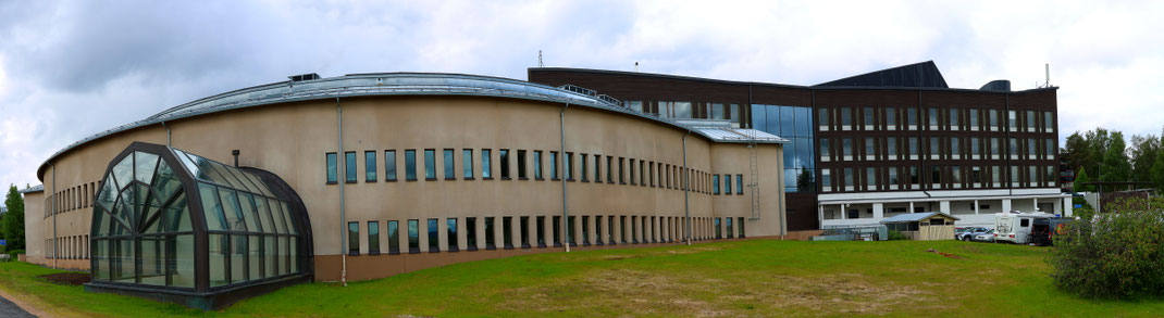 Sehenswürdigkeiten Rovaniemi: Die beiden Hauptgebäude des Arktikums stehen unmittelbar beieinander. Sie sind von einer mehrspurigen Straße vom Glasgewölbe getrennt.