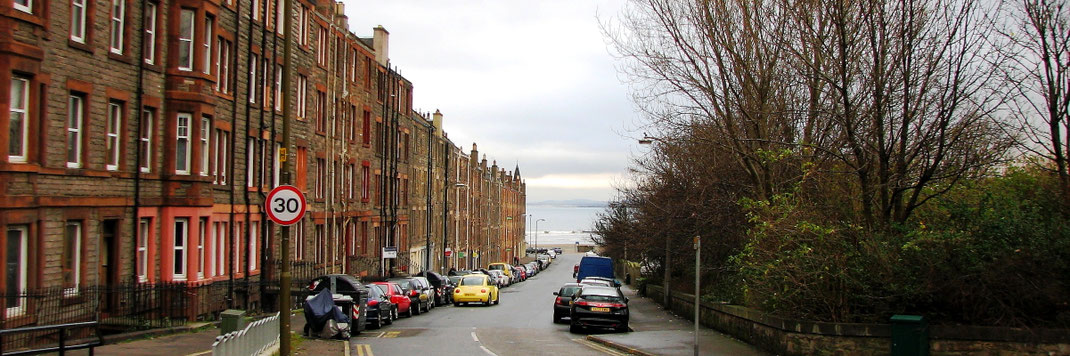 Schottlands Blockbuster-Drehorte: Typische Straße in Leith, einem etwas außerhalb liegenden Quartier von Edinburgh.