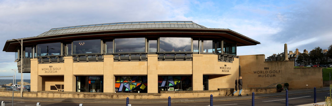 Sehenswürdigkeiten St Andrews: Das World Golf Museum auf der gegenüberliegenden Straßenseite des Old Course.