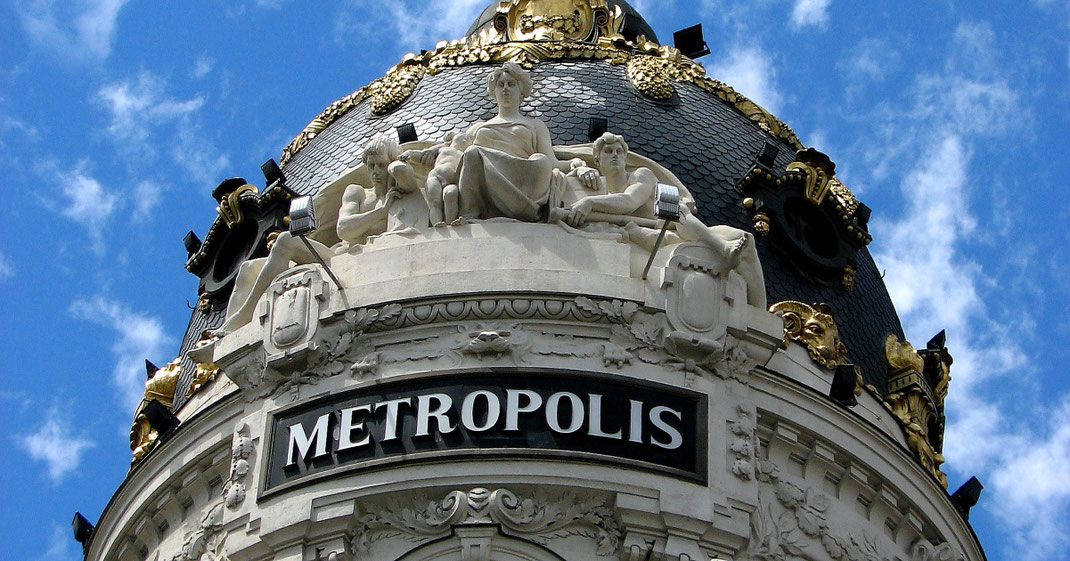 Sehenswürdigkeiten Europa: Madrid. Im Bild: Schriftzug «Metropolis» am Edificio Metrópolis an der Kreuzung Calle de Alcalá und Gran Via in Madrid, Spanien