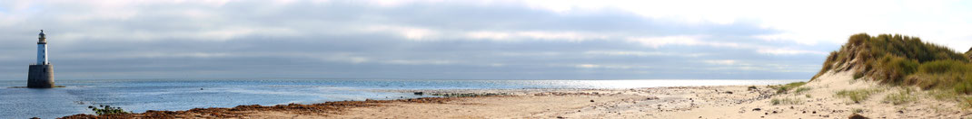 Sehenswürdigkeiten Rattray Head: Blick auf den Rattray Head Leuchtturm und eine der malerischen Sanddünen am Sandstrand von Rattray Head.