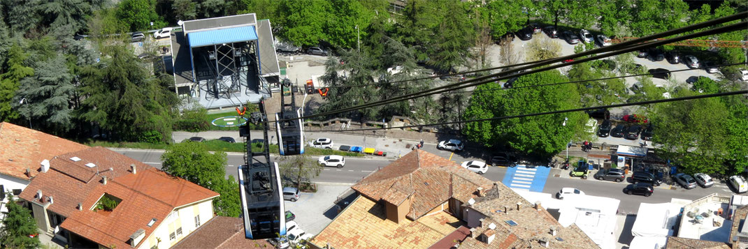 Sehenswürdigkeiten San Marino: Zwei große Kabinen verbinden die Talstation mit der Altstadt von San Marino. Der Höhenunterschied beträgt 166 Meter.