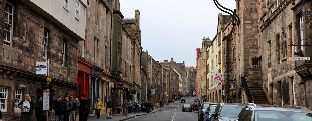 Sehenswürdigkeiten Edinburgh: Die Canongate ist der unterste Teil der Royal Mile. Sie beginnt beim Holyrood Palace.