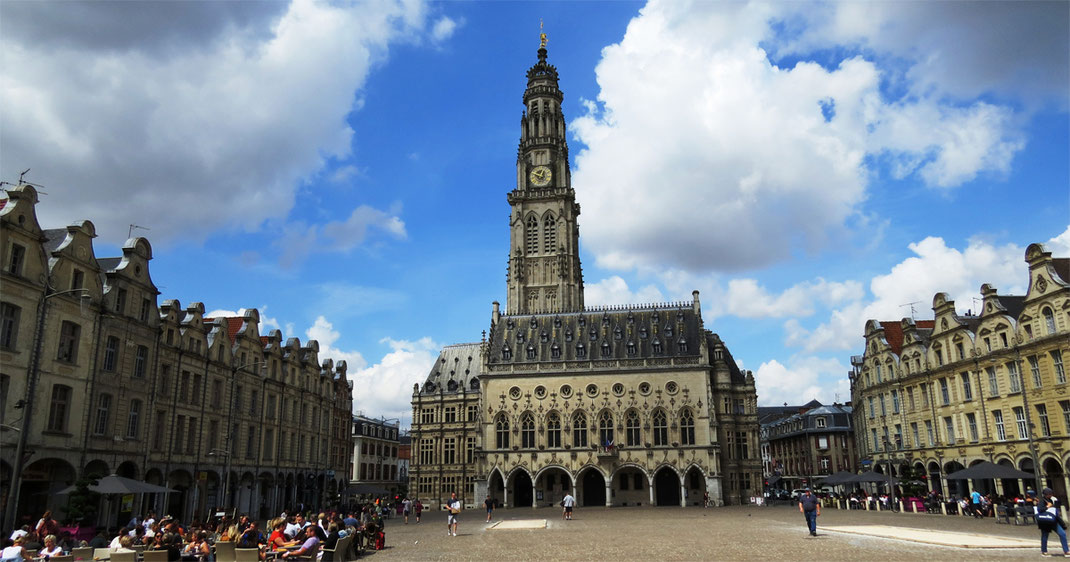 Sehenswürdigkeiten Arras: Rathaus mit Glockenturm (Beffroi) am Place des Héros in der Altstadt von Arras