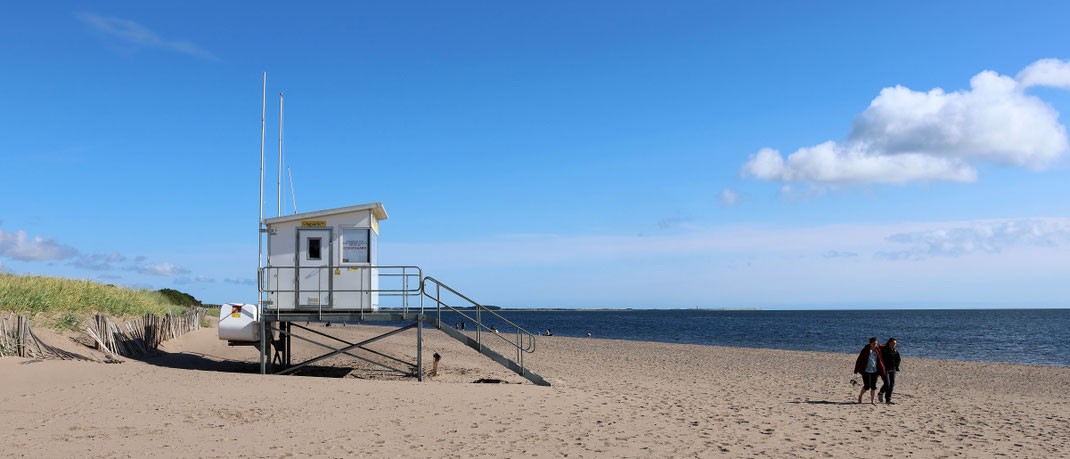 Sehenswürdigkeiten Broughty Ferry: Die Rettungsschwimmer-Kabine am Traumstrand von Broughty Ferry ist während der Hauptsaison besetzt.