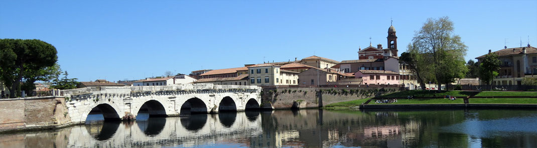 Sehenswürdigkeiten in der Umgebung von San Marino: Malerisch überbrückt die Ponte di Tiberio den Fluss zur Altstadt von Rimini.