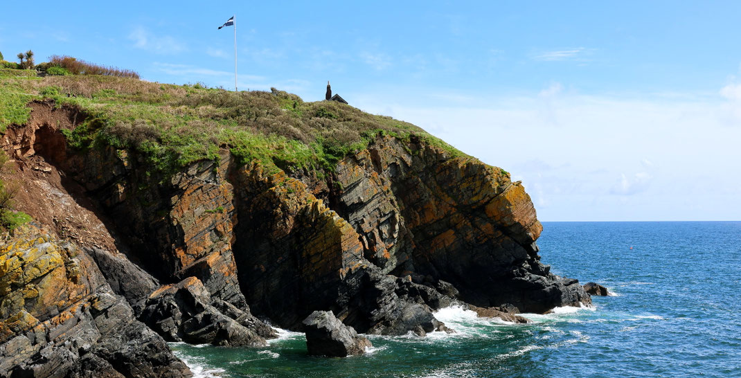 Sehenswürdigkeiten Cadgwith: Die schroffen Felsen von «The Island». Er ist befahrbar und es stehen Häuser auf ihm.