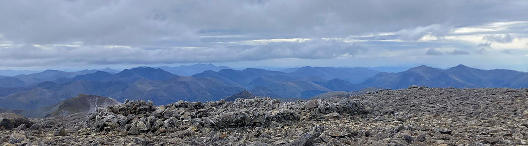 Sehenswürdigkeiten Ben Nevis: Fesselndes Panorama vom Gipfel über die Berggipfel der Highlands.