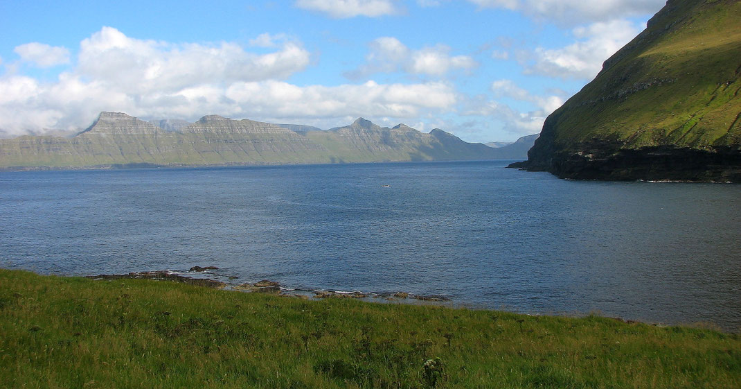 Sehenswürdigkeiten Färöer Inseln: Die Berge des Kalsoy-Gebirgsmassiv stürzen sich steil in die Meeresenge Djúpini zwischen den Inseln Kalsoy und Eysturoy hinunter.