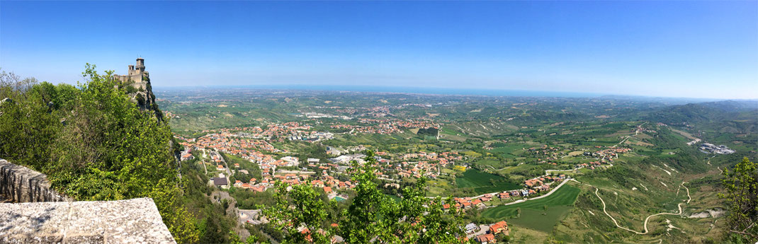 Sehenwürdigkeiten San Marino: Die Festung «La Guaita» wurde auf dem ersten der drei Gipfeln des Berges erbaut, auf dem die Altstadt von San Marino gebaut wurden. Ein außergewöhnlicher Ausblick über die darunter liegende Ebene zeigt sich dem Besucher.