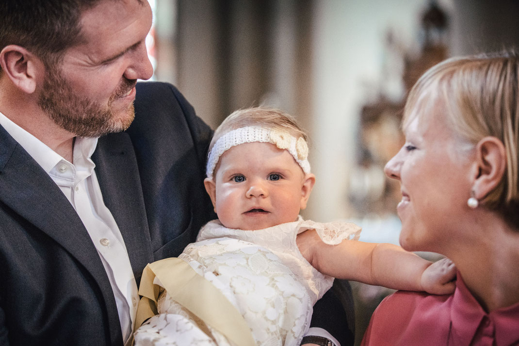 Taufe Baby - Baby wird getauft in Kirche - Taufshooting- Taufkind - Taufmesse - Fotograf Schloss Holte - Fotograf Bielefeld