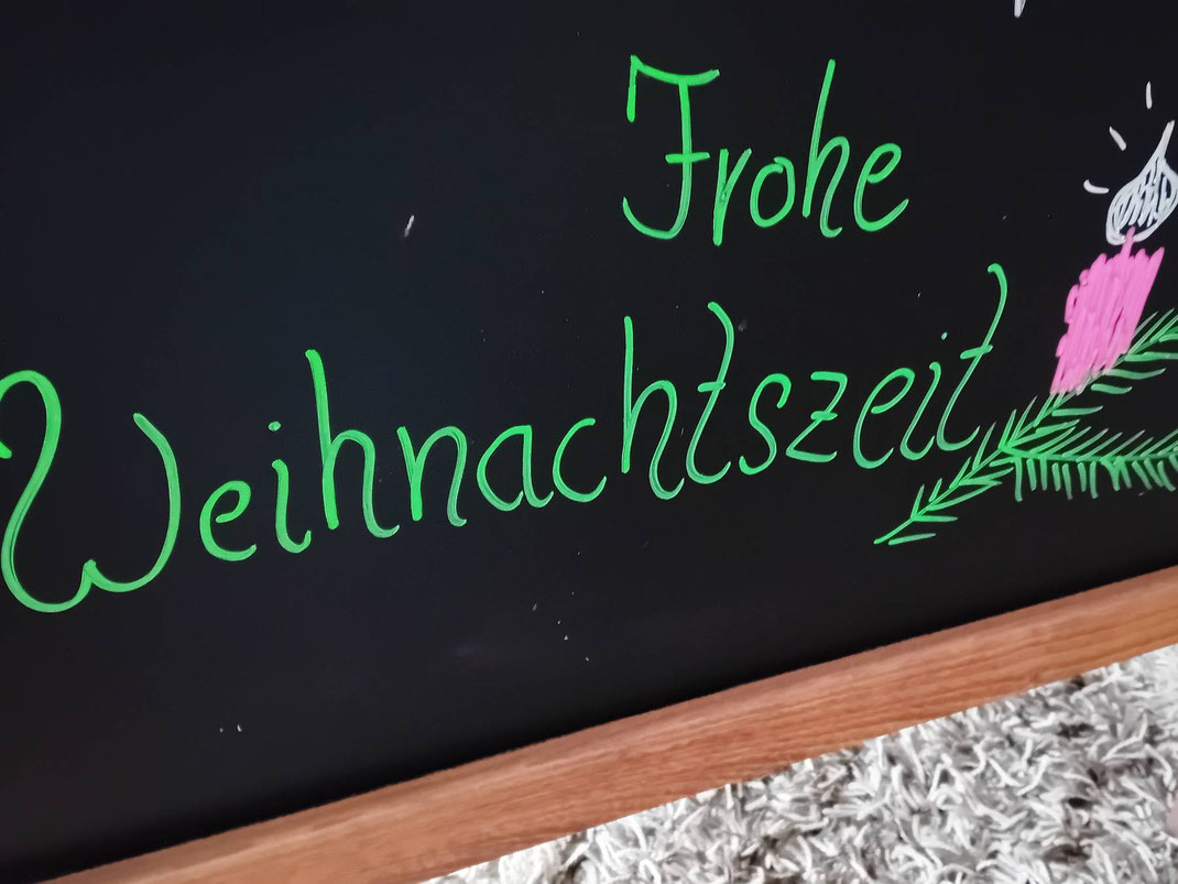 Tafel mit "Frohe Weihnachten" am KommZuPotte Winter Foodtruck