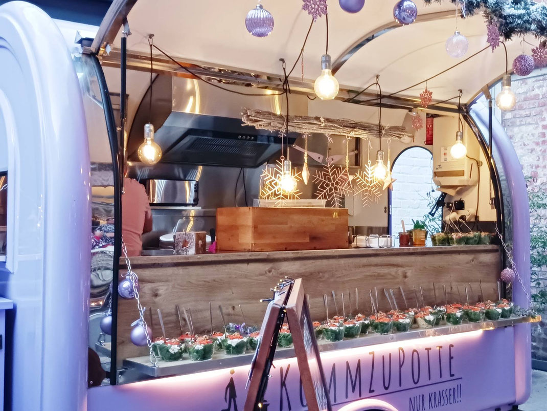 Liebevoll dekorierter Mini Foodtruck für Weihnachtsfeier