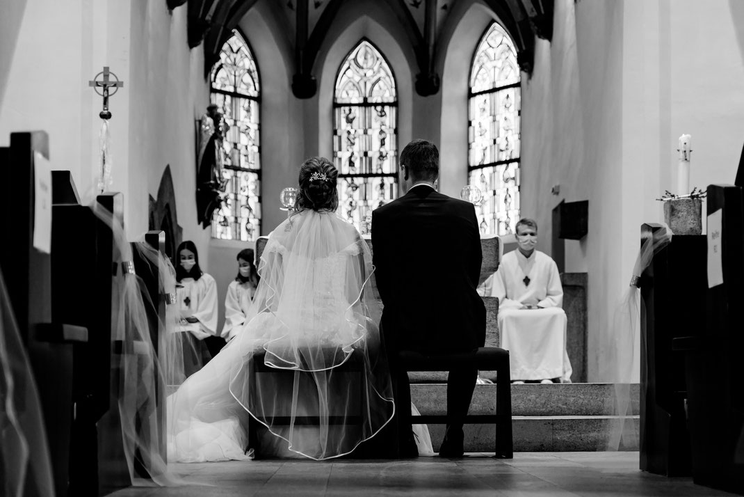 kirchliche Trauung, Ja-Wort, Kirche, heiraten mit Maske, Hochzeitsfotograf