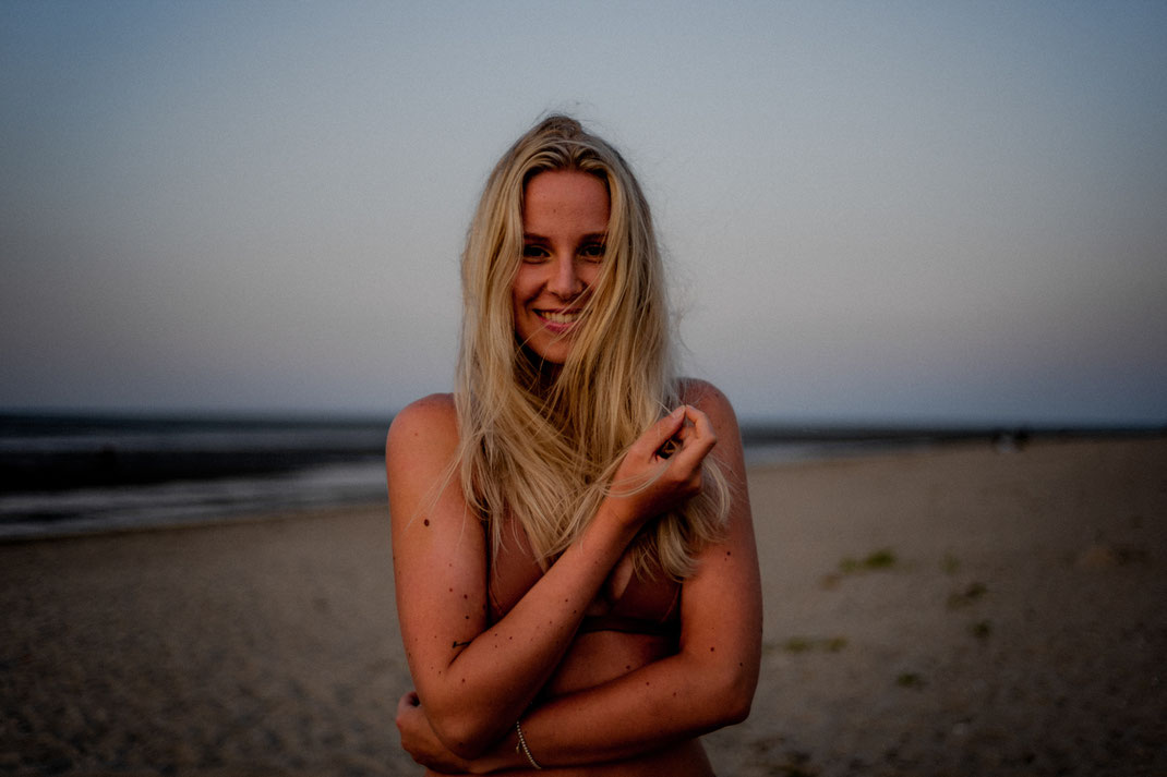 Model am Strand von Schillig im Bikini