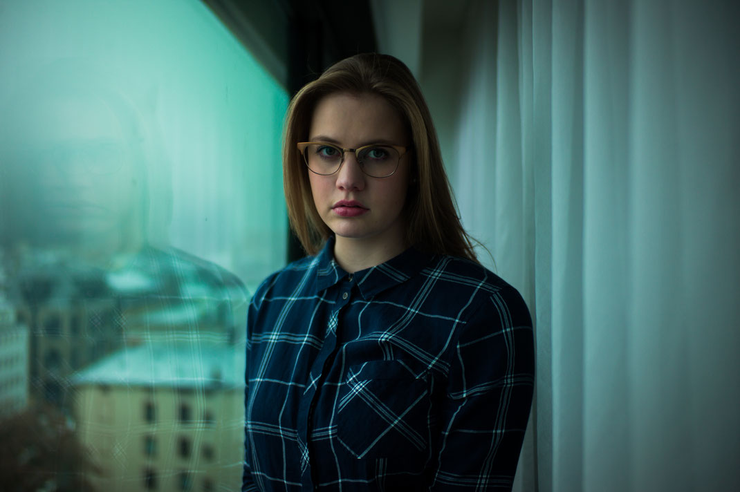 Junge Frau mit stylischer Brille und schickem Hemd