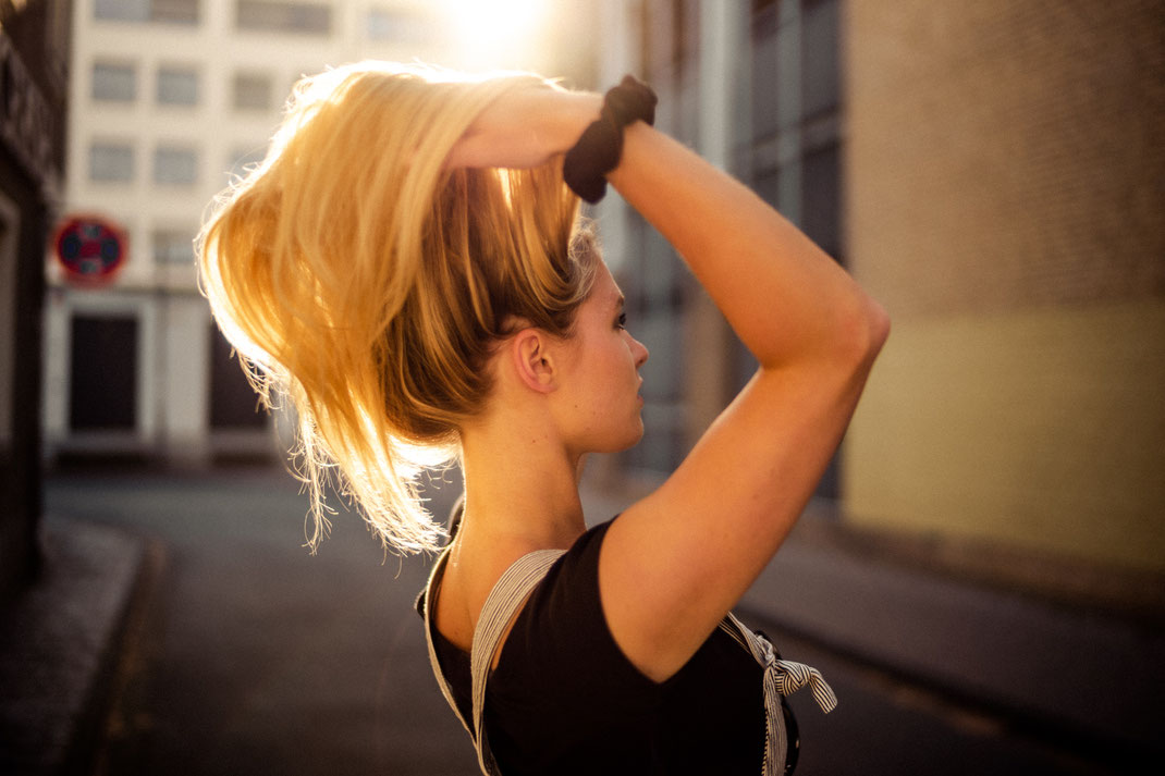 Wehende Haare beim Fotoshooting