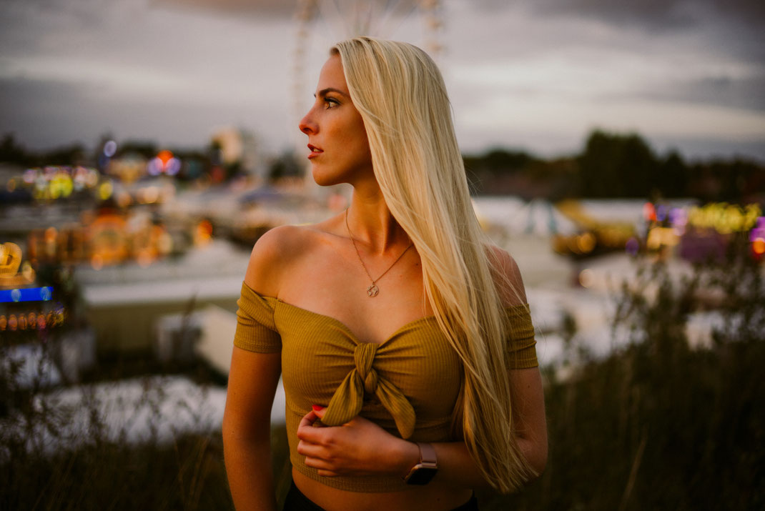Junge Frau mit coolem Outfit beim Fotoshooting in Oldenburg Fotograf