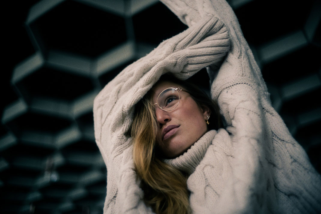 Model in einer verlassenen Halle blickt aus dem Fenster beim Fotoshooting in Oldenburg