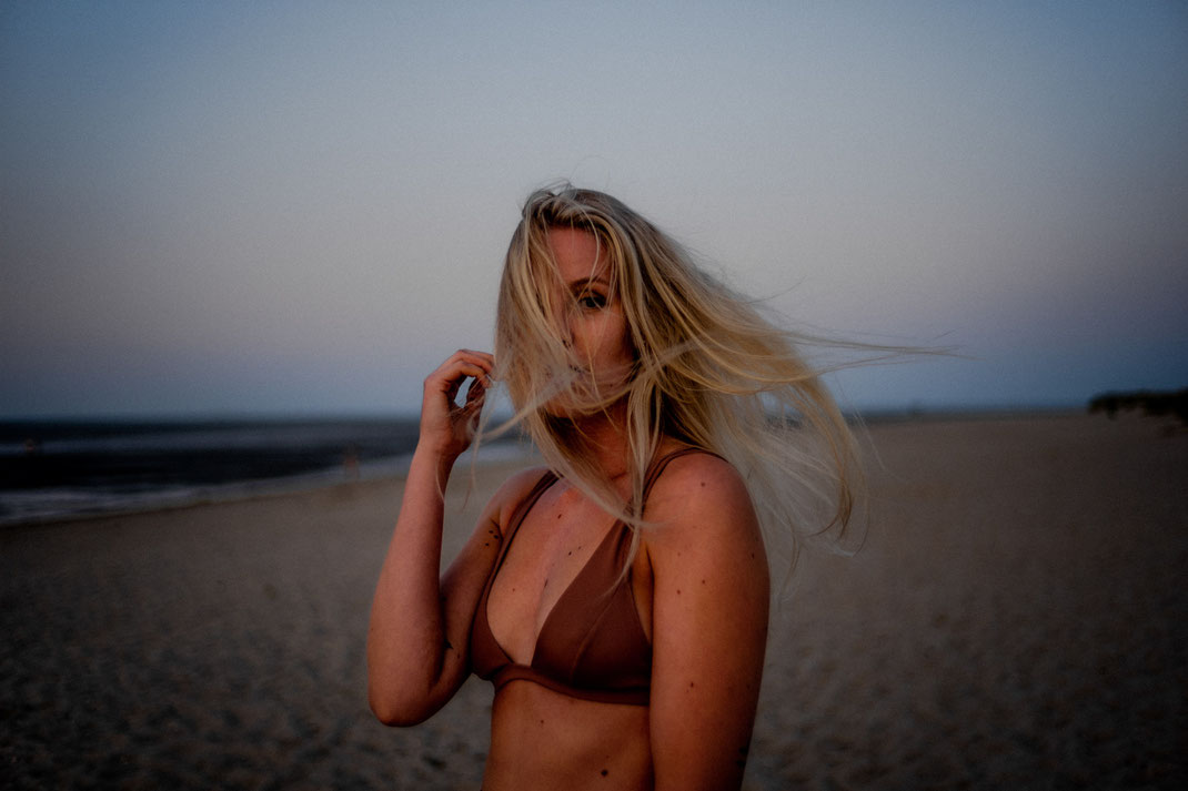 Model mir langen Haaren beim Fotoshooting