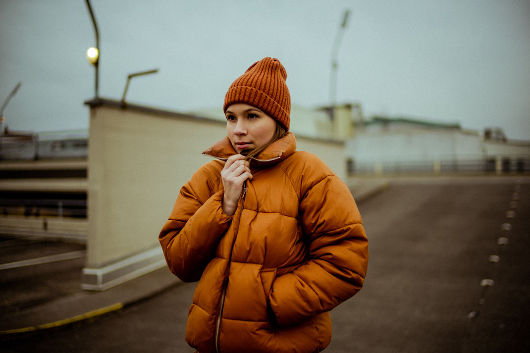 Frau beim Fotoshooting auf Parkhausdach