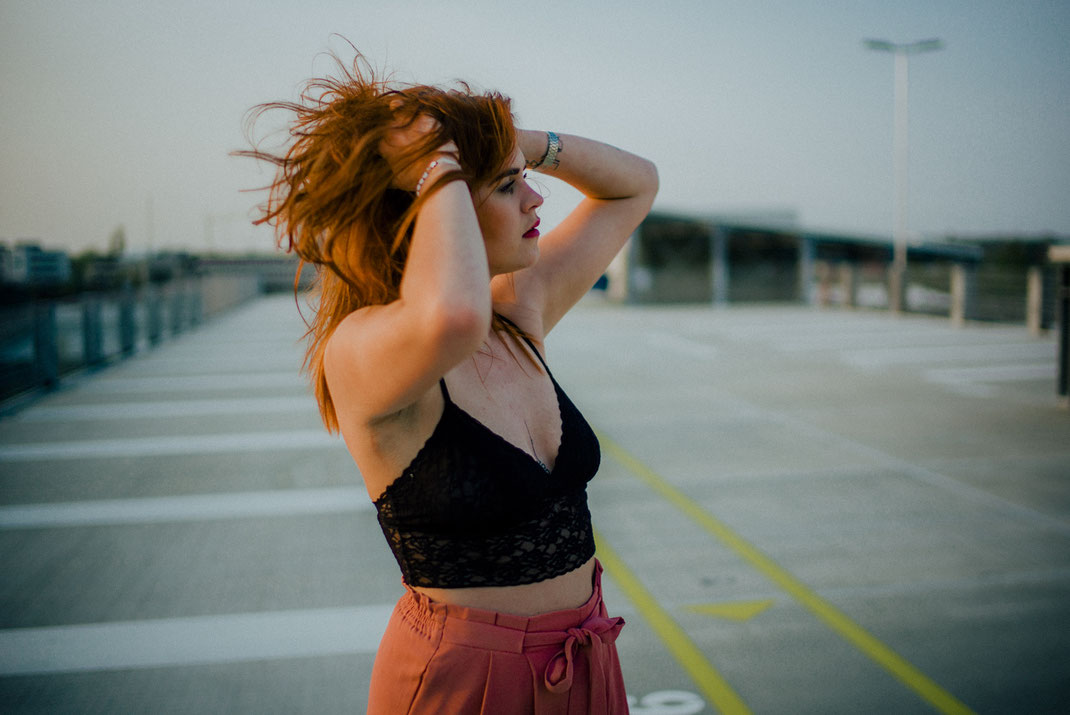 Frau im Bustier mit Hand in den Haaren