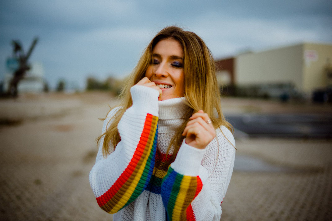 Frau mit farbenfrohen Outfit beim Fotoshooting in Oldenburg
